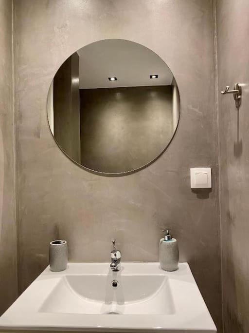 A Place 4U No10 - Garden-Level Getaway 2 Bedroom 2 Bathroom Apartment With Yard Athena Bagian luar foto