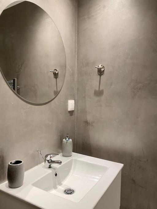 A Place 4U No10 - Garden-Level Getaway 2 Bedroom 2 Bathroom Apartment With Yard Athena Bagian luar foto