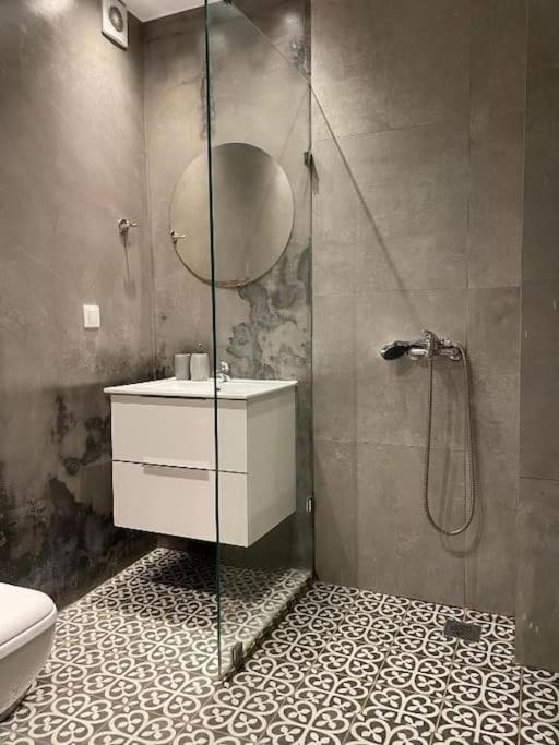 A Place 4U No10 - Garden-Level Getaway 2 Bedroom 2 Bathroom Apartment With Yard Athena Bagian luar foto