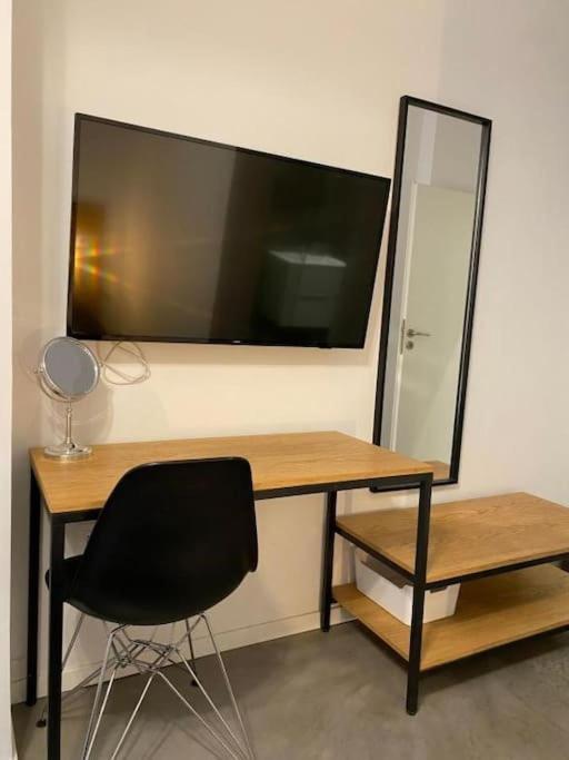 A Place 4U No10 - Garden-Level Getaway 2 Bedroom 2 Bathroom Apartment With Yard Athena Bagian luar foto