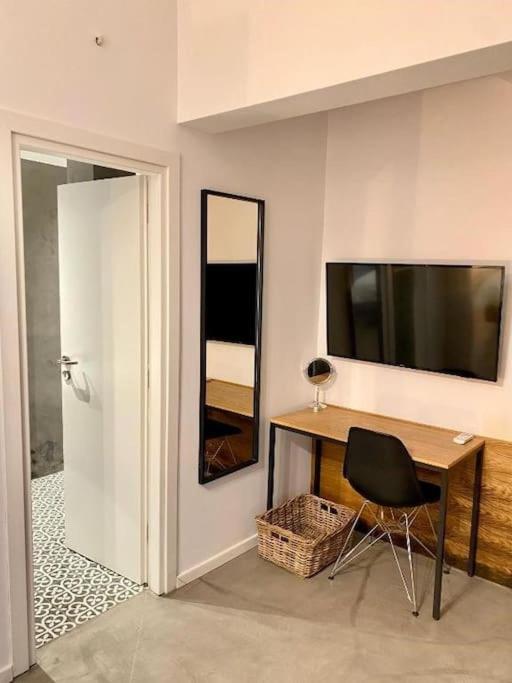 A Place 4U No10 - Garden-Level Getaway 2 Bedroom 2 Bathroom Apartment With Yard Athena Bagian luar foto